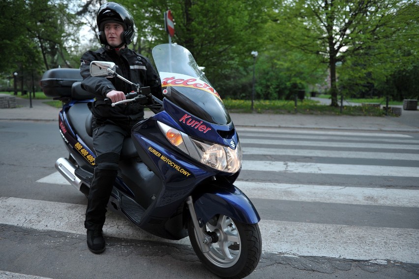 Widok taksówkarza na motorze zaskakuje łodzian.