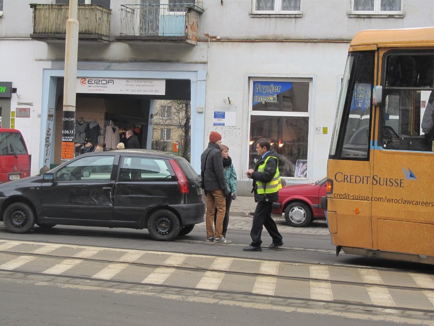 Wrocław: Zderzenie samochodu osobowego z tramwajem na ul. Sądowej  