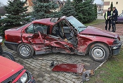Tragiczny wypadek w Dębieńsku. Nie żyje kierowca bww