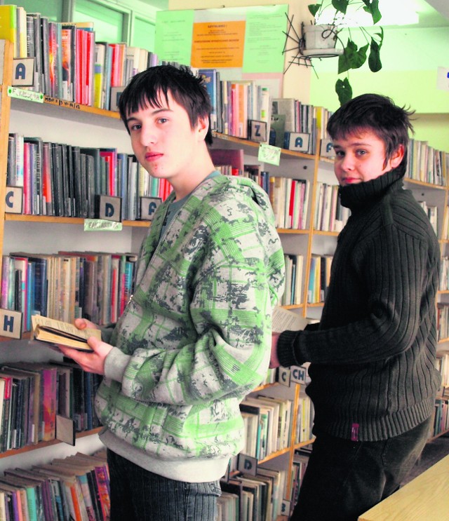 Krzysztof Szyguła i Sławomir Podołowski bardzo często odwiedzają filię biblioteki