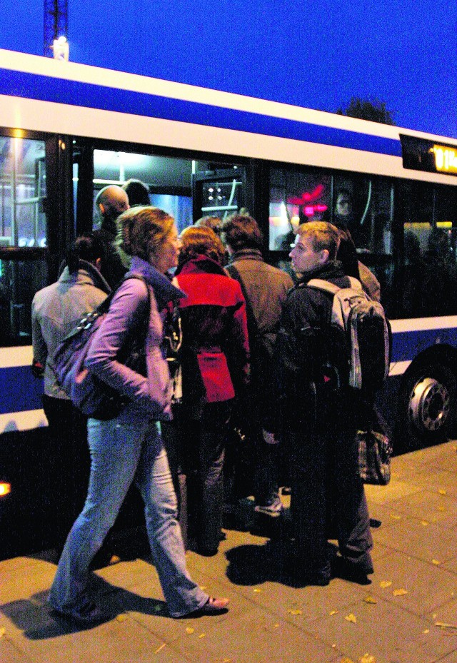 Pasażerowie co noc walczą o miejsce w autobusie