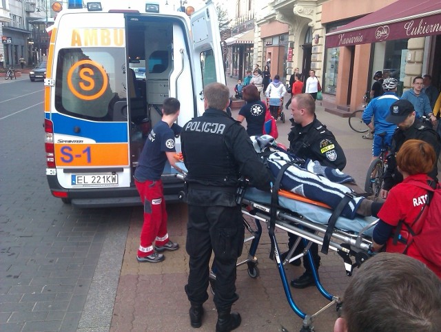 W łódzkim szpitalu WAM zmarł mężczyzna biorący udział w strzelaninie z policją. Na zdjęciu transport rannego tuż po strzelaninie tydzień wcześniej.