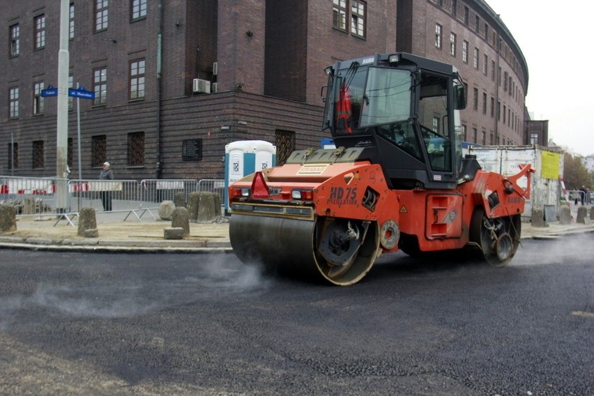 Wrocław: Drogowcy układają asfalt na Podwalu. Wkrótce zmiana organizacji ruchu (ZDJĘCIA)