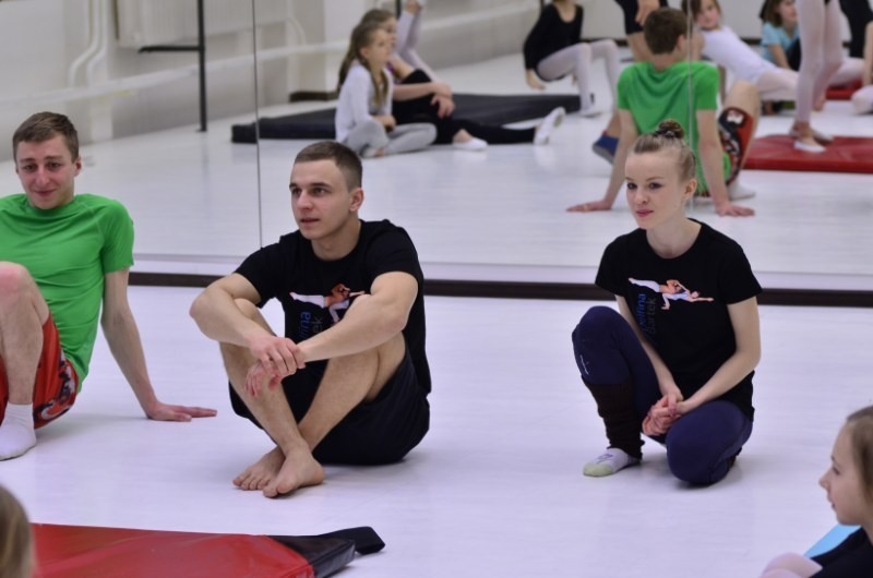 Delfina i Bartek prowadzili w Poznaniu warsztaty akrobacji i...