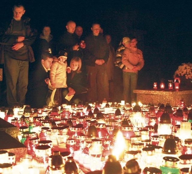 W tych dniach jesteśmy z naszymi bliskimi. Dziesiątki tysięcy zniczy rozświetliły lubelskie nekropolie