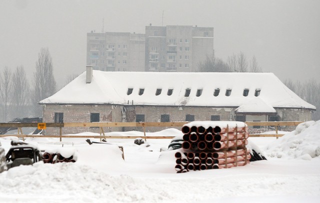 Rozpoczęło się wyburzanie białego domku na środku placu budowy dworca Łódź Fabryczna.