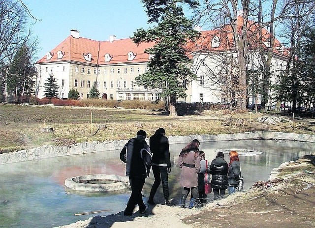 Teren budowy powinien być ogrodzony, bo teraz każdy może podejść do kamiennych niecek