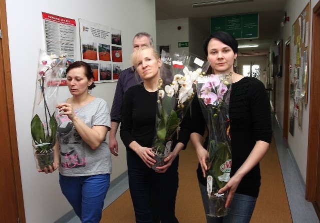 Głodujące kobiety zwróciły kwiaty, które wręczył im wójt Franciszek Kupracz