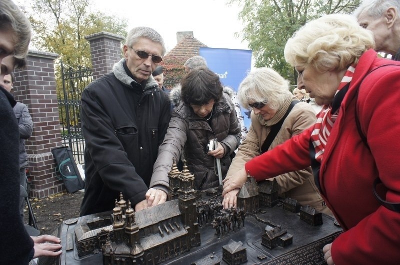 Poznań: Przed katedrą odsłonięto makietę Ostrowa Tumskiego [ZDJĘCIA]