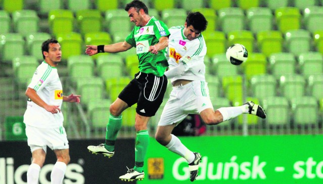 Luka Vućko (z prawej) walczy o piłkę z Marcinem Żewłakowem. Sytuacji przygląda się z lewej Krzysztof Bąk