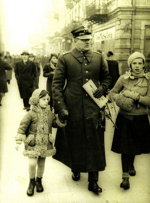 Z córkami Hanią i Krysią na Krakowskim Przedmieściu