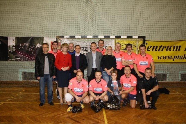 Drużyna Straży Miejskiej zajęła pierwsza miejsce w turnieju piłkarskim.