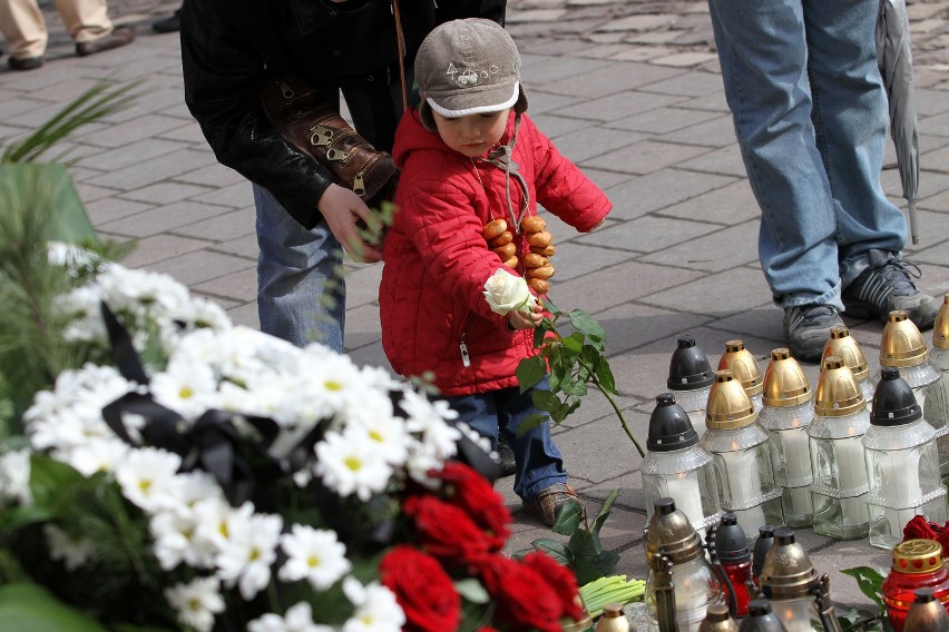 Kraków w żałobie po katastrofie pod Smoleńskiem (ZDJĘCIA)