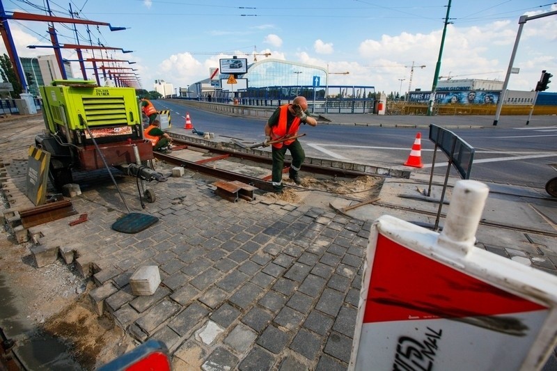 Na moście Dworcowym pracownicy MPK wymieniają szynę na łuku....