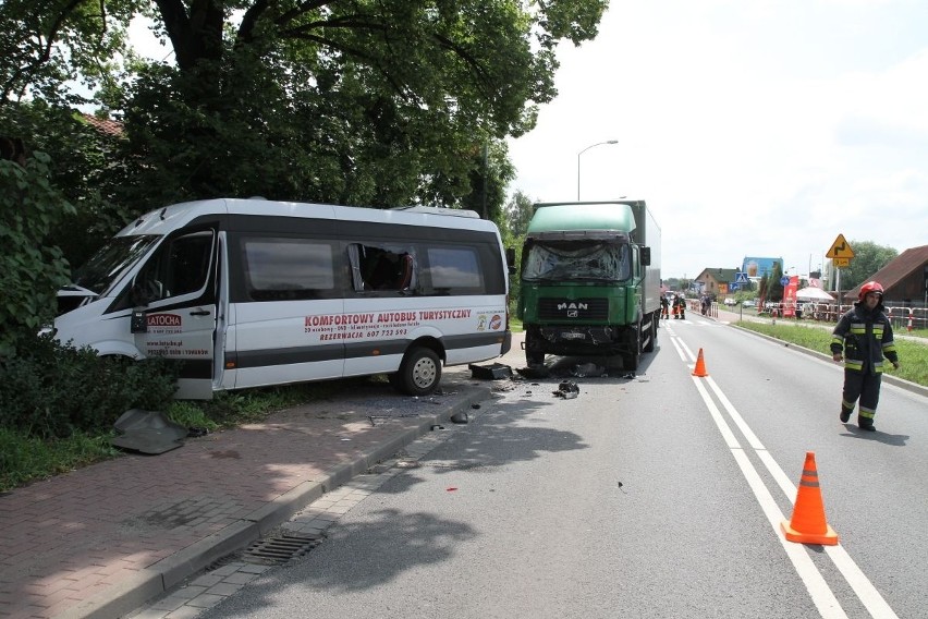 Wypadek w Psarach: Ciężarówka zderzyła się z busem. Są ranni (ZDJĘCIA)