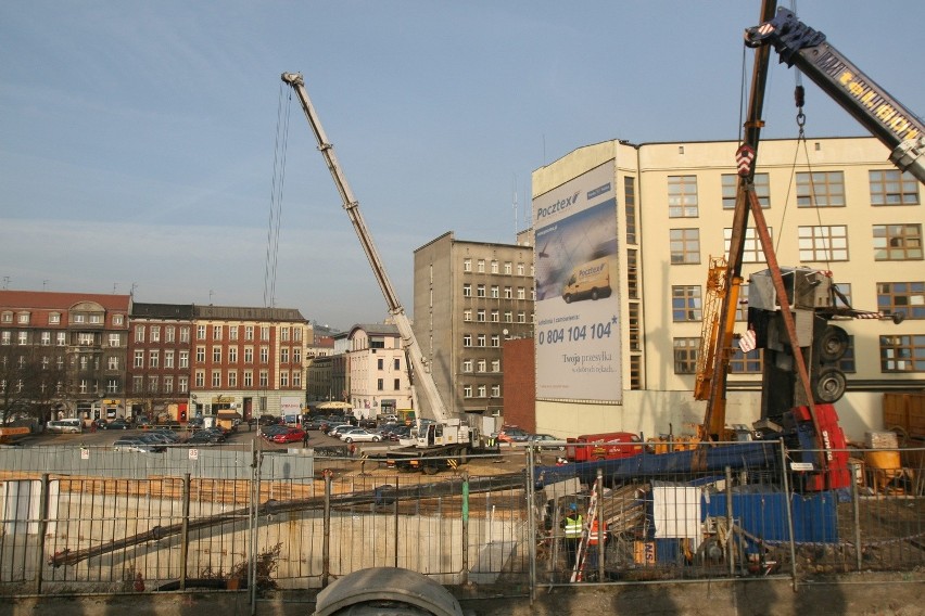 Katowice: Podnoszenie dźwigu na budowie dworca PKP [ZDJĘCIA]