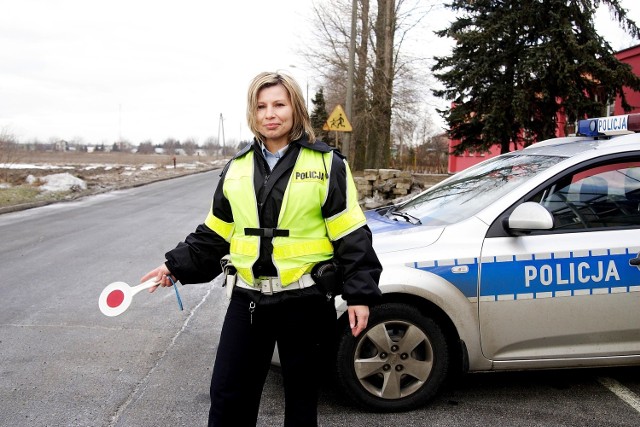 Policjanci z drogówki wlepiają kobietom mandaty za rozmowy przez komórki