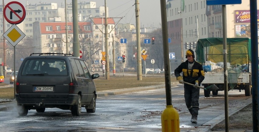 Wrocław: Awaria wodociągowa na ul. Dmowskiego (ZDJĘCIA)