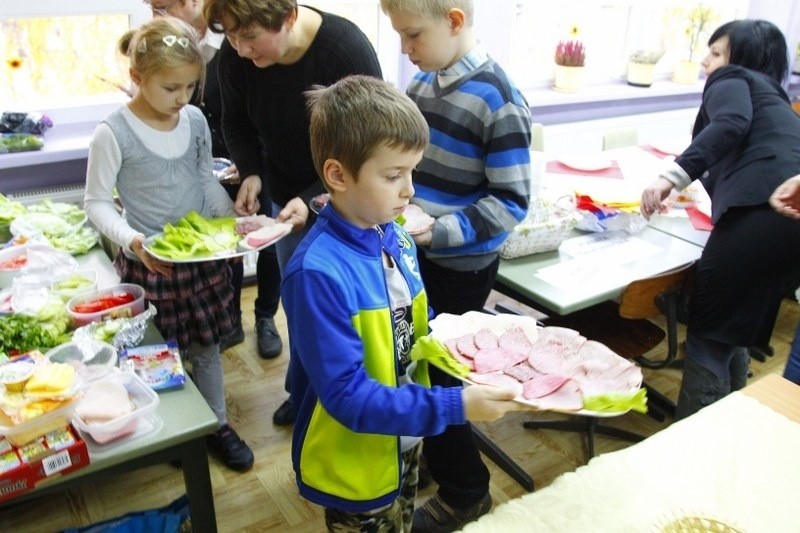 Poznań: Uczniowie Szkoły Podstawowej nr 65 przygotowali &quot;śniadanie dające moc&quot; [ZDJĘCIA]