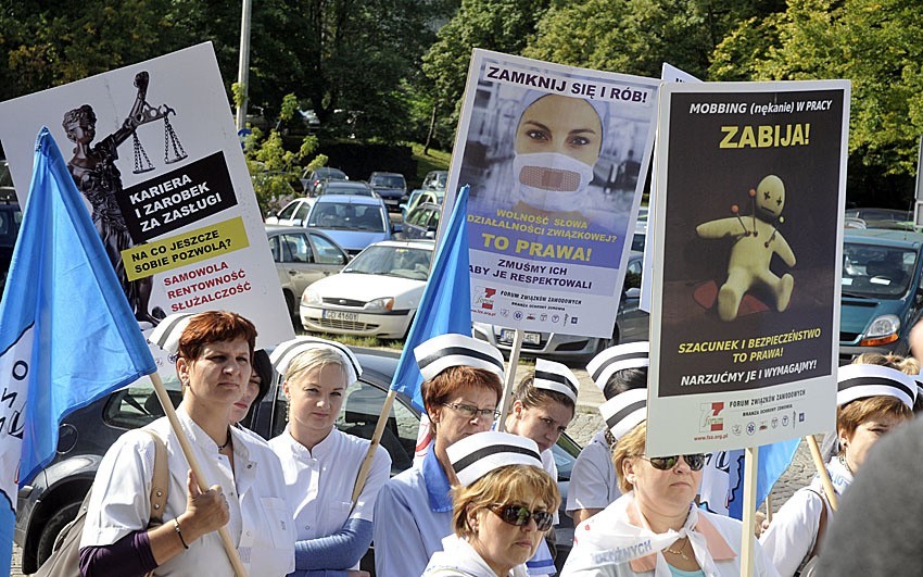 Protest pielęgniarek i położnych w Gdańsku: Żądają podwyżek, bo nie miały ich od 5 lat (ZDJĘCIA)
