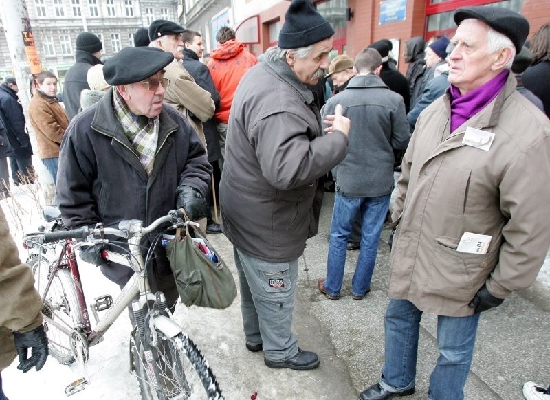 Kilkudziesięciu wrocławian pikietowało w piątek przed konsulatem Ukrainy