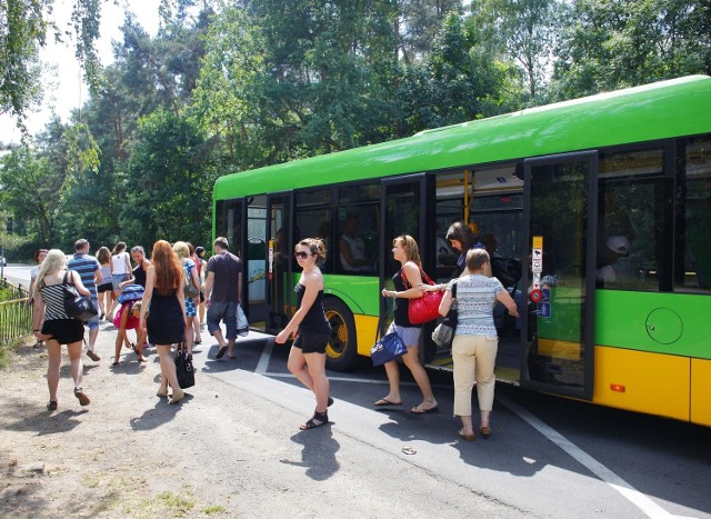 Autobusy kursujące nad jeziora cieszą się w sezonie wielkim zainteresowaniem pasażerów