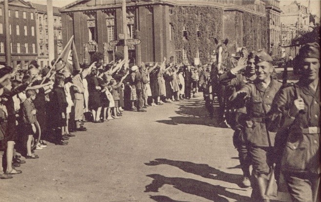 Mieszkańcy Katowic 4 września 1939 r. witają 239. Dywizję...