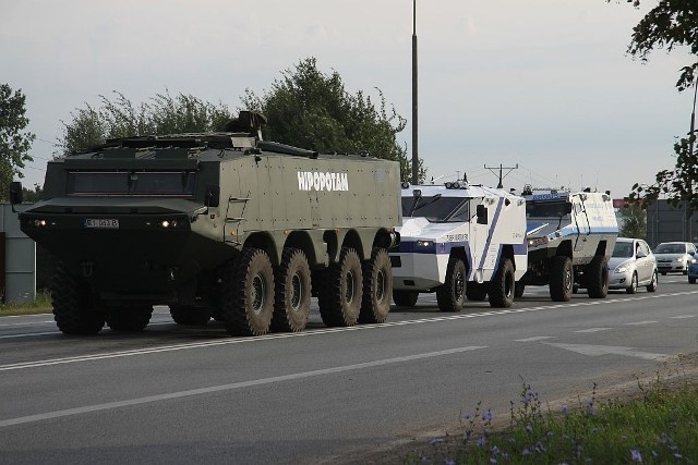 Transportery Hipopotam i Żubr ruszyły z Kutna do Kielc. Wielkie pojazdy w piątek jechały przez Łódź.