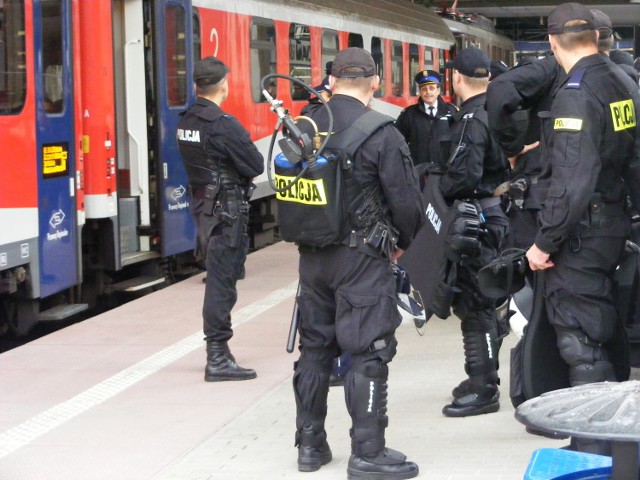 Funkcjonariusze Straży Ochrony Kolei i Policji konwojowali pociąg ze Szczecina do Warszawy, w którym jechali kibice stołecznej Legii