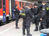 Dworzec PKP. Policja pilnuje pociągów z kibicami Legii wracającymi ze Szczecina [ZDJĘCIA]