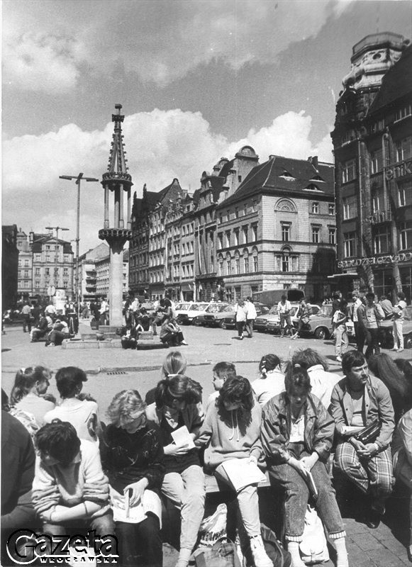 ROK 1988. RYNEK - PRZY PRĘGIERZU SPOTYKAJĄ SIĘ MŁODZI WROCŁAWIANIE.