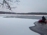 Strażacy uratowali psa tonącego pod lodem (ZDJĘCIA)