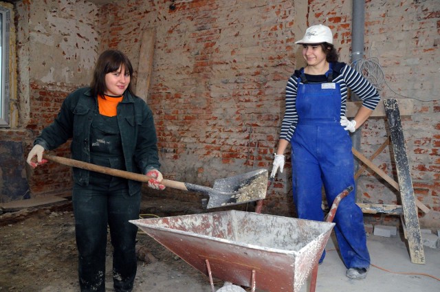 Natalia i Agata z budowlanki nie traktują budowy hospicjum .jak zwykłych praktyk.