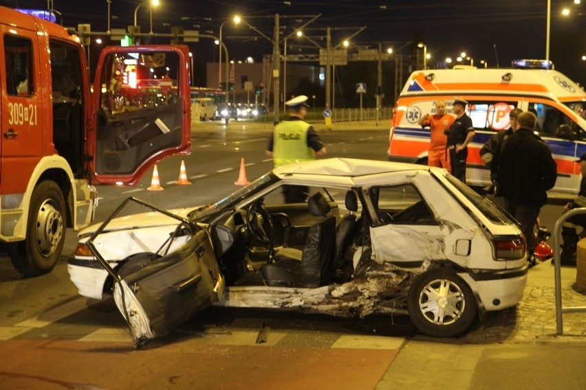 Wypadek na Armii Krajowej. Kierowca ciężko ranny (ZDJĘCIA)