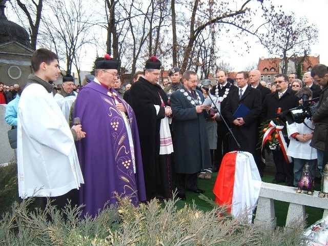 Starosta powiatu Michal Karalus przy mikrofonie, obok niego z prawej strony (z granatową teczką w ręku) burmistrz Pleszewa Marian Adamek podczas uroczystości pogrzebowych pułkownika Ludwika Bociańskiego