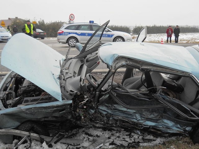 Trzy ofiary śmiertelne. To tragiczny bilans wypadku, do jakiego doszło 10 lutego o godz. 10.00 w miejscowości Kołacze (pow. włodawski).Śmiertelny wypadek w Kołaczach. Trzy osoby nie żyją (ZDJĘCIA)