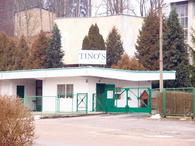 W fabryce Tino's pozostał już tylko stróż i kilka osób z załogi