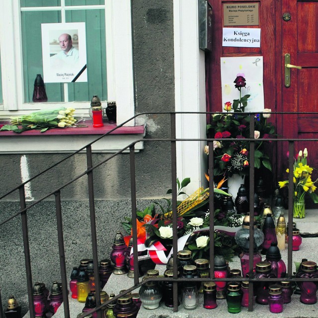 Przed biurem poselskim Macieja Płażyńskiego gdańszczanie składają kwiaty i znicze.