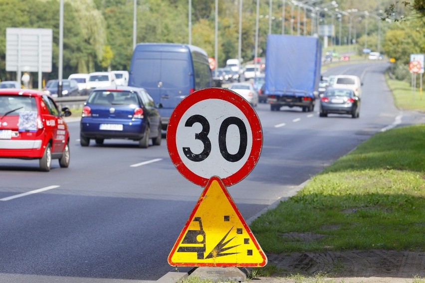 Poznań: Łatają dziury na Niestachowskiej i Witosa. Uwaga na wysypany grys - zwolnij!