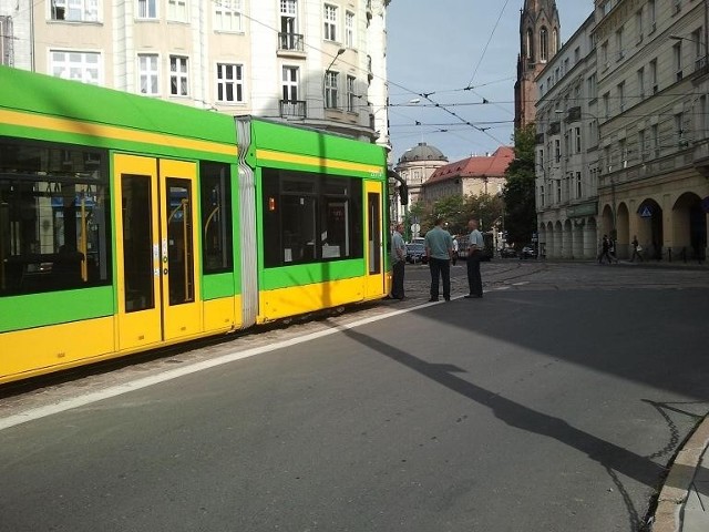 Przez kilka minut na skrzyżowaniu ulic Mielżyńskiego i Fredry stały tramwaje