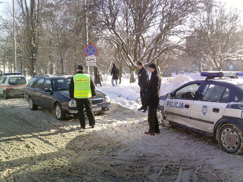 Ul. Chodźki: Jak zimą kierowcy utrudniają innym życie