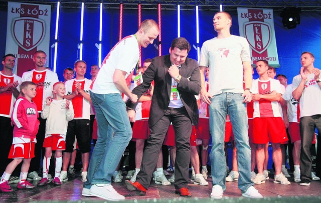 Jakub Urbanowicz, Jarosław Turek i Filip Kenig tak cieszyli się po awansach piłkarzy i koszykarzy ŁKS. Teraz poprawili humory oddłużając klub