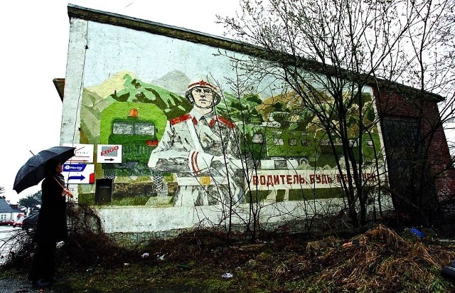 Poradziecki mural w Legnicy jeszcze jest do ocalenia. Górnik już się rozsypał