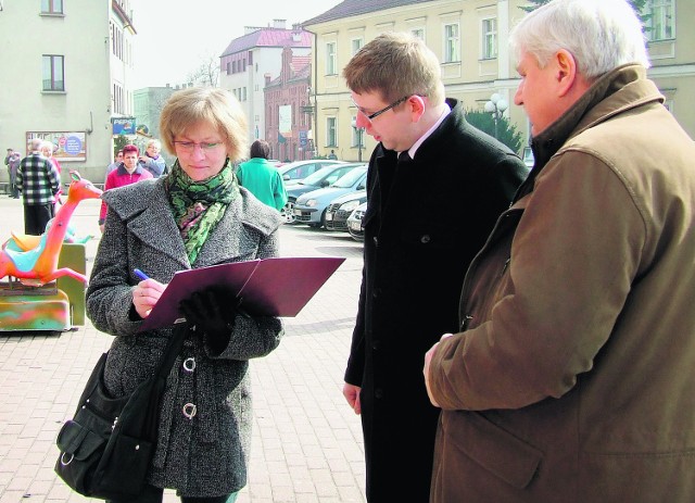 Wczoraj w Wodzisławiu podpisy zbierali m.in. prezydent miasta Mieczysław Kieca i poseł Ryszard Zawadzki