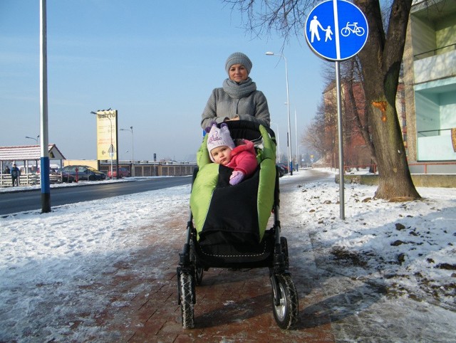 Katarzyna Kawczak śmieje się, że nie jest jednośladem, bo wózek z małą Anią zostawia dwa