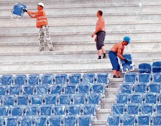 Na stadionie trwają prace związane z montażem nowych krzesełek