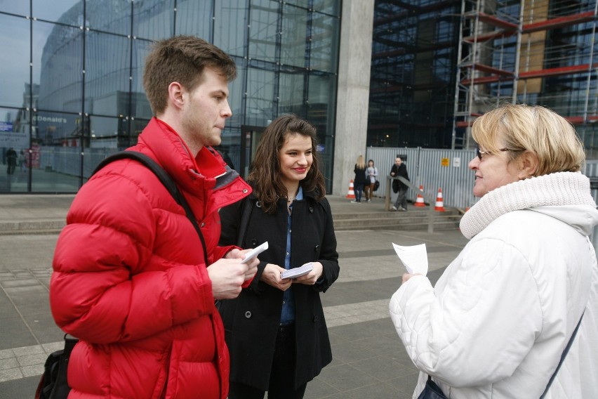 Katowice: Młodzi Demokraci rozdawali ulotki przypominające o Stalinogrodzie [ZDJĘCIA]