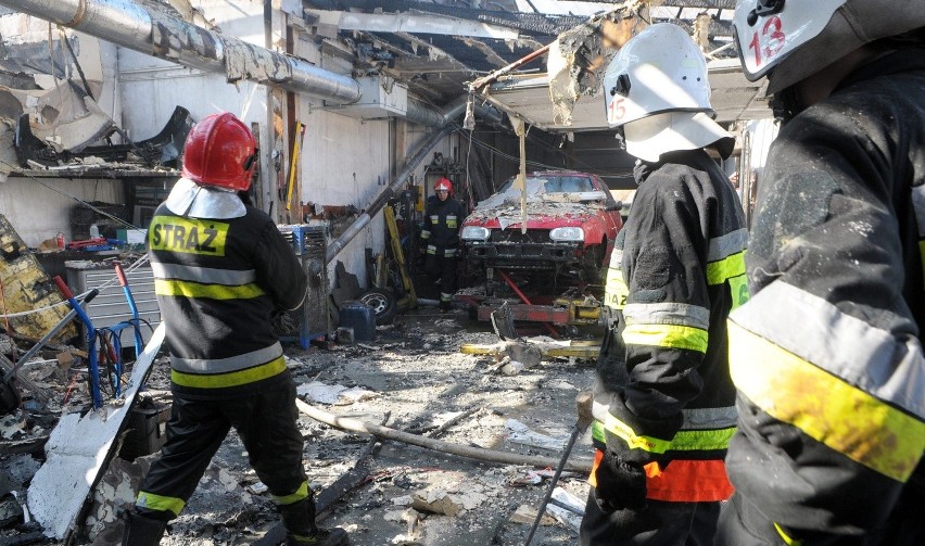Pożar na Wojciechowskiej: Palił się dach lakierni (WIDEO)