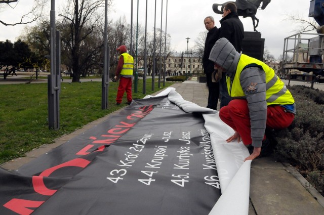 Baner z nazwiskami 96 ofiar katastrofy smoleńskiej miał zawisnąć na pl. Litewskim już w piątek, ale silny wiatr na to nie pozwolił