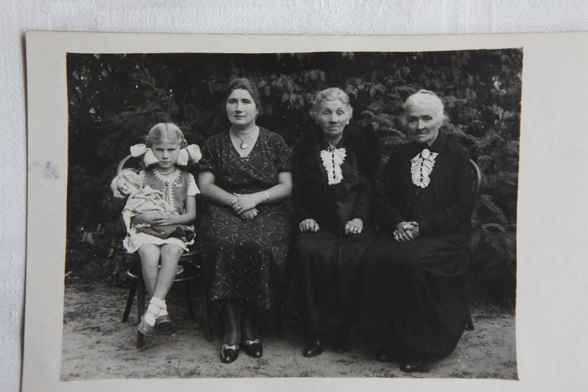 Mała Adelajda z mamą Józefiną, babcią Wacławą i prababcią...